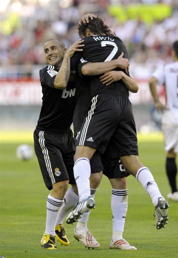 哈维·阿隆索：十二月的考验与超级杯的期待（哈维·阿隆索：迎战十二月考验，剑指超级杯）