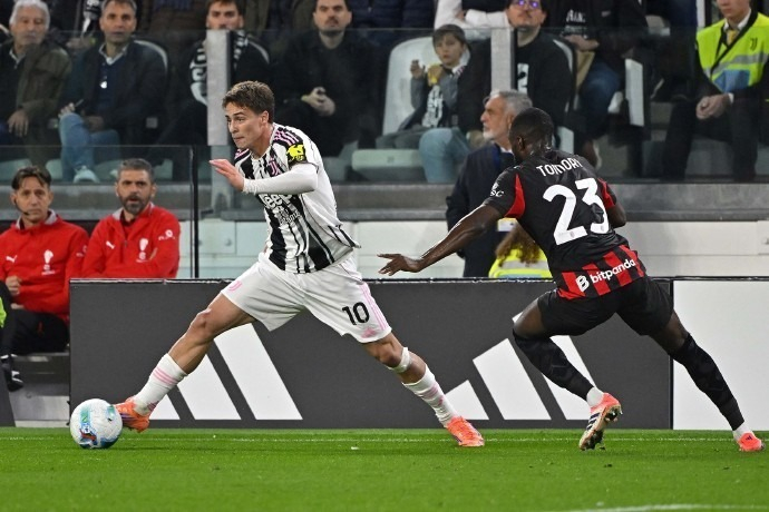 山东男篮险胜北京男篮，以4分优势晋级八强，双方激烈争夺，关键球员表现突出。（鏖战四节，山东男篮4分险胜北京晋级八强，关键球员发挥抢眼）