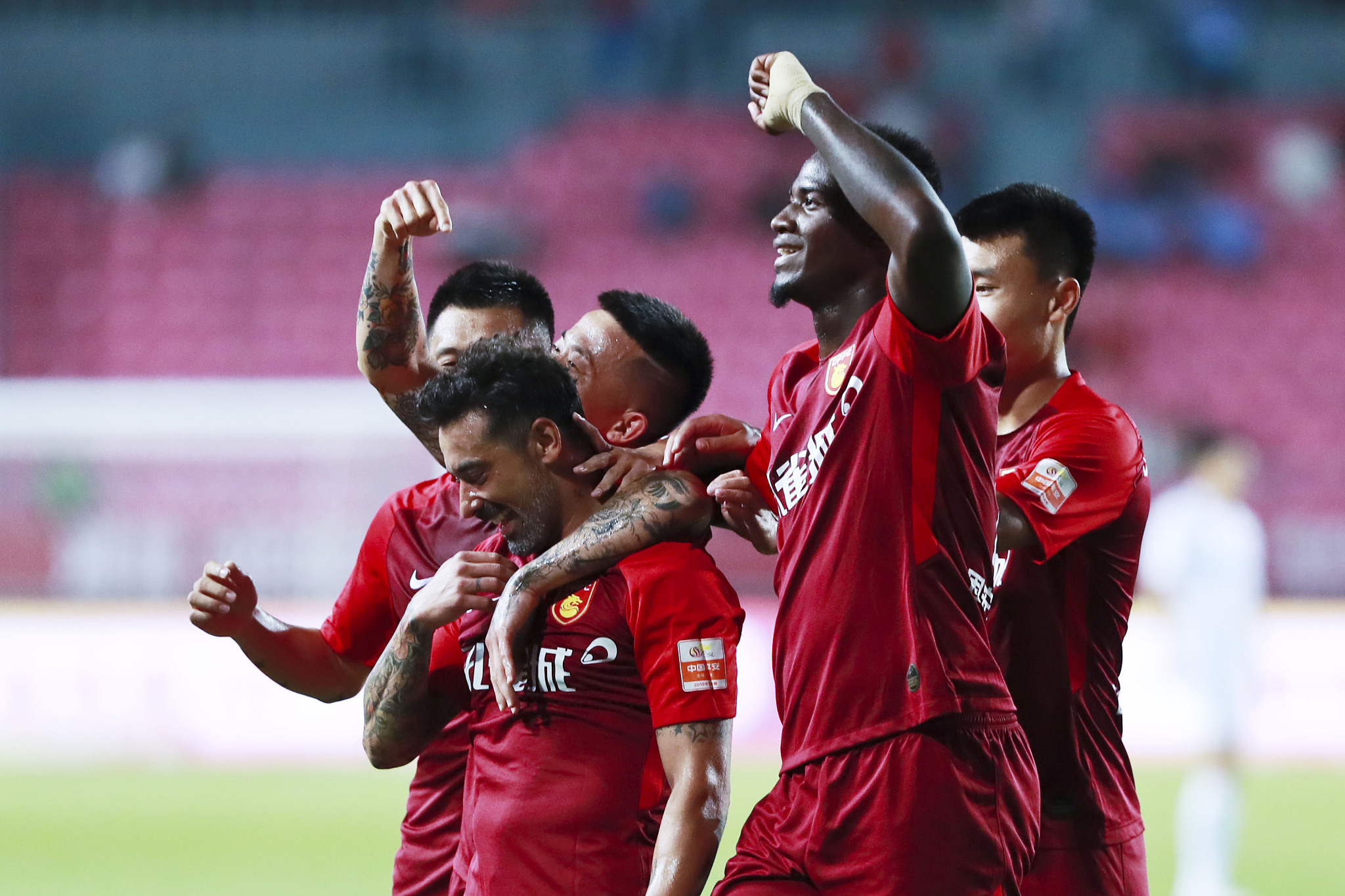 NBA：湖人加时险胜掘金 詹姆斯砍下40分（NBA：湖人加时力克掘金，詹姆斯轰下40分）