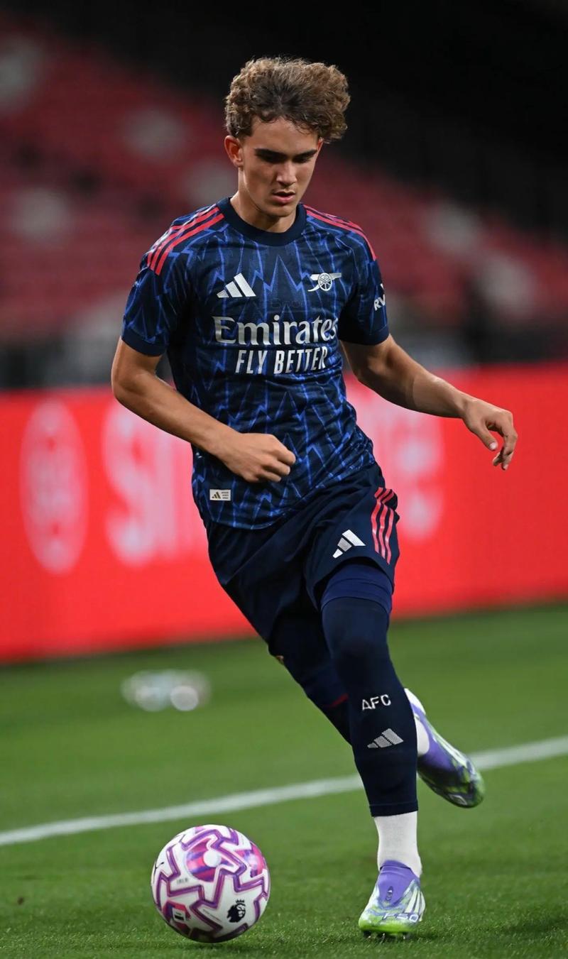 库珀·弗拉格进攻不稳定，投篮准度不足，体能和三分球需提升。（库珀·弗拉格攻端起伏大，投射稳定性欠佳，体能与三分仍需加强）