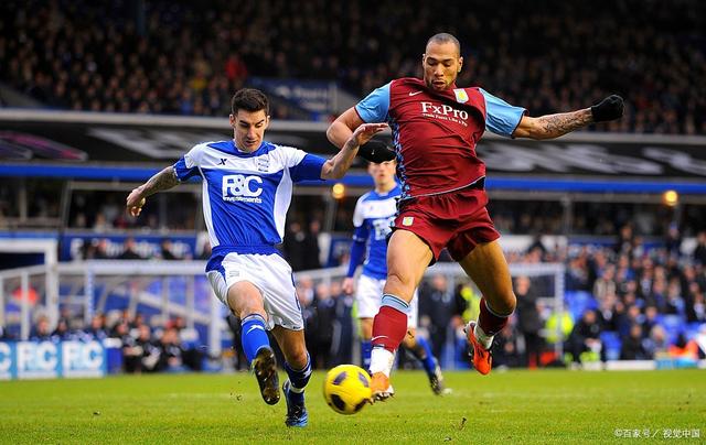 门将助攻前锋！离谱名场面（门将送出助攻，前锋破门上演离谱一幕）