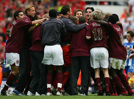 一日英超动向：曼城再具争冠实力，萨拉赫猛批斯洛特引发矛盾（英超一日观察：曼城重燃夺冠底气，萨拉赫抨击斯洛特引发风波）